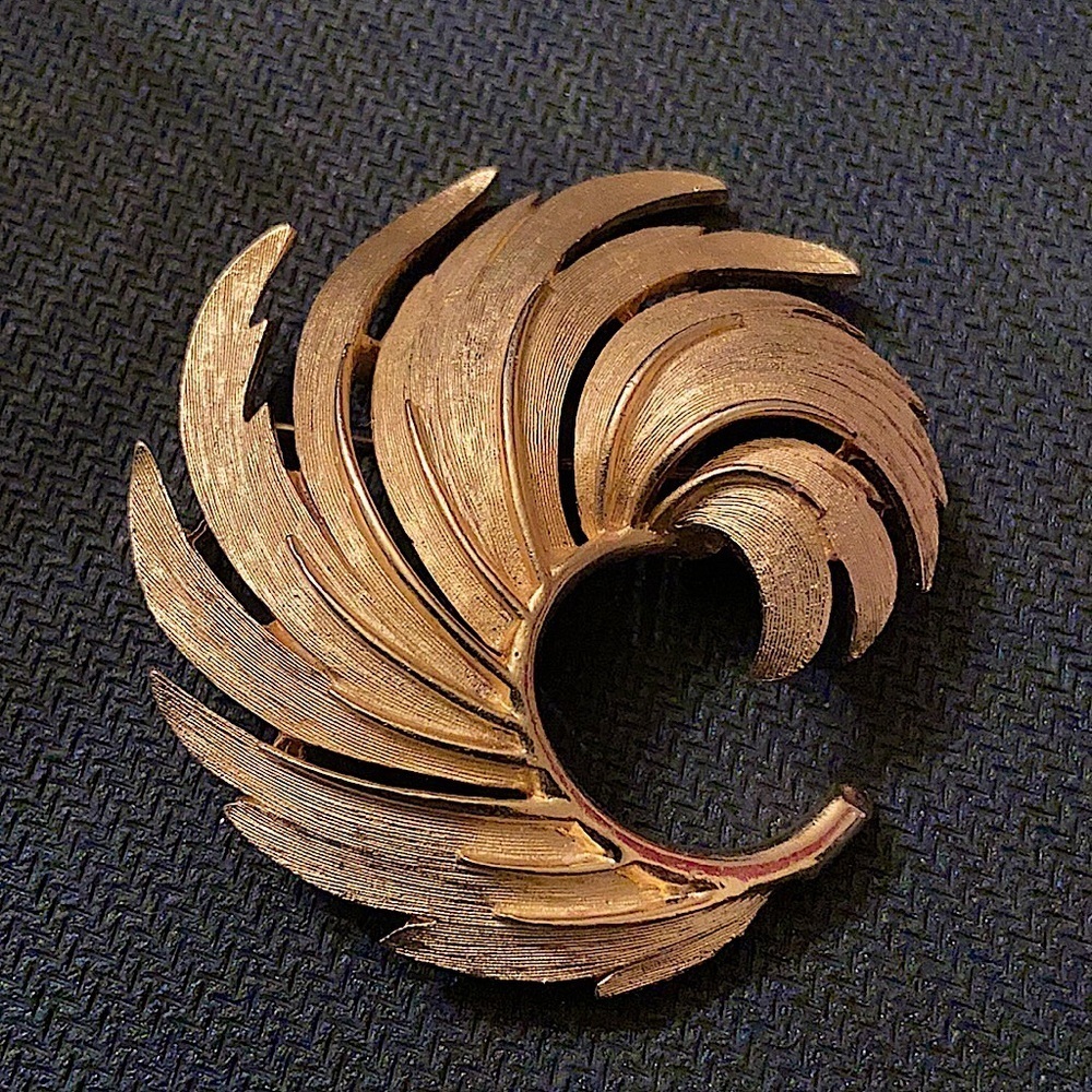 Lisner Vintage Sculpted Gold Swirl Shaped Feathers Pin Closure Statement Brooch.
